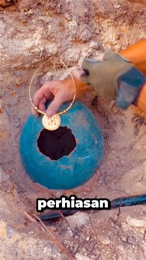 di dalam guci biru terdapat perhiasan emas#shorts #shortvideo