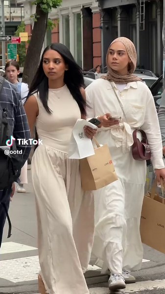 If you ever need outfit inspiration, just take a look at the NYC girls ✨ #ootd #spring #summer #outfit #aesthetic