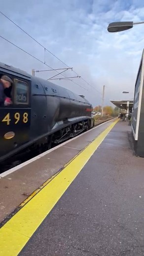 99K views · 2.9K reactions | LNER Class A4 4498 Sir Nigel Gresley is arriving at Potters Bar 18/12/2022 (Sent by a friend) #railwayvideos #trains #SirNigelGresley #steamtrain #reelsvideo | RailwayVideos | Facebook
