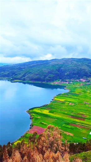 🌊✨ ¿Ya conoces la Laguna de Piuray? Rodeada de montañas y nevados, esta joya natural en Chinchero abastece de agua al Cusco y deslumbra con su belleza. Un rincón ideal para el relax y la aventura. 💙 #LagunaPiuray #ValleSagrado #NaturalezaAndina #Peru #VibrantPeru #Cusco | Vibrant Peru