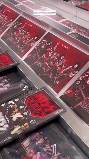 La colección completa de maquillaje de KISS X Glamlite 🤟🔥💄#KISS #Glamlite #genesimmons #paulstanley #acefrehley #petercriss | KISSmanía