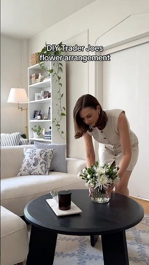 $15 Trader Joes DIY flower arrangement! #flowerarrangement #flowers
