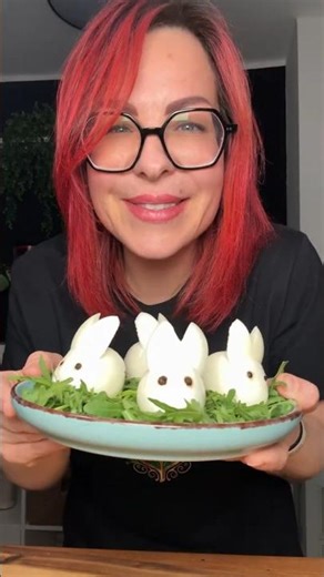 Here's how to make cute Easter bunnies from eggs (super easy)🐇 #easter #recipes