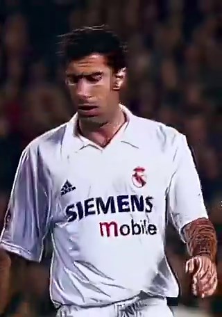 🚨 | Luis Figo: "Real Madrid formasıyla Camp Nou'ya ilk döndüğüm o karanlık gece; stadyumda 100 bin kişi tek bir ağızdan bana hakaret ediyordu. Korner kullanmak için bayrağa doğru yürüdüm; o sırada tribünlerden tam ayaklarımın dibine kesik bir domuz kafası fırlatıldı. O an ne kadar büyük bir oyuncu olduğumu bir kez daha anladım; çünkü bir adama ancak bu kadar tutkuyla nefret duyulabilirdi."
