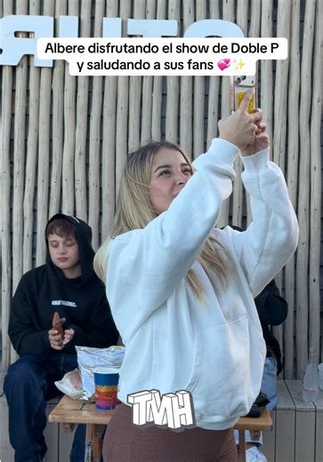 QUE HERMOSA 🥹💞✨ @Alberee disfrutando el show de @DOBLE P en el parador TMH 🔝🔥 #tmh #doblep #albeere #tumusicahoy