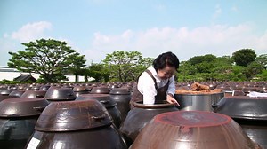 6.1K views · 341 reactions | En tant qu'institution publique axée sur l'alimentation coréenne, la Korean Food Foundation (KFF) diffuse un documentaire sur la cuisine coréen intitulé «The Taste of Korea». Pendant six semaines, vous pourrez admirer la cuisine coréenne à travers des vidéos! L'épisode d'aujourd'hui sera (vidéo #1)! | La cuisine coréenne | Facebook