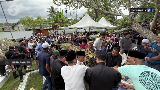 The remains of Datuk Seri Bung Moktar Radin were brought to the Kota Kinabalu City Mosque in Sabah for final prayers around 10am on Friday (Dec 5). Many people including political leaders, allies, family members and friends paid their last respects to the Kinabatangan MP before his burial. Read more at https://tinyurl.com/mw37pd5b WATCH MORE: https://thestartv.com/c/news SUBSCRIBE: https://cutt.ly/TheStar LIKE: https://fb.com/TheStarOnline | The Star
