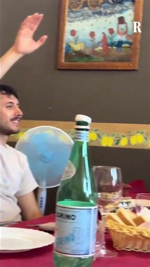 Ditonellapiaga surprises a restaurant with a karaoke performance