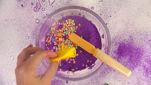 95K views · 124 reactions | Hola! El dia de hoy vamos a hacer el BALLOON Slime Challenge / Reto de hacer slime EXPLOTANDO Globos!  La verdad me divertí mucho haciendo este video explotando los globos. Puedes hacerlo en tu casa tranquilamente. Recuerda que el color es opcional, al igual que las frutas, purpurina o otras bolitas para el slime. | Slime Con Lidia | Facebook