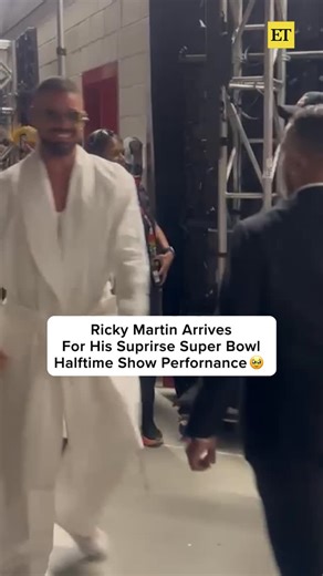 Entertainment Tonight on Instagram: "Ricky Martin was 𝗹𝗶𝘃𝗶𝗻’ 𝗹𝗮 𝘃𝗶𝗱𝗮 𝗹𝗼𝗰𝗮 backstage before and after his surprise appearance in Bad Bunny’s Super Bowl LX halftime show. 🤩"