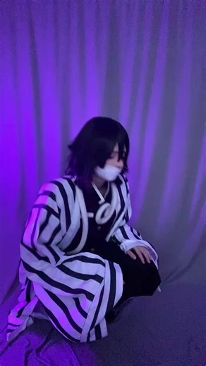 It got so dark so fast and without sunlight i just have my leds :‘) #demonslayercosplay #kimetsunoyaibacospay #obanaicosplay #伊黒小芭内コスプレ