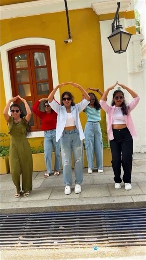 Chicken Banana with the girls 🐔🍌😂 #chickenbanana #dancechallenge #groupdance #shortsfeed
