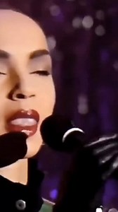 🎷✨ “He’s a smooth operator…” Com sua voz suave e envolvente, Sade nos conduz por uma atmosfera de mistério, charme e desapego. Smooth Operator é mais do que uma canção — é um retrato do sedutor frio, que atravessa corações sem jamais se prender a nenhum. 💔 Um clássico sobre quem sabe conquistar… mas não sabe ficar. Entre o jazz, o soul e a sofisticação, essa música continua atemporal — como todo bom enigma. ⸻ #Sade #SmoothOperator #Anos80 #SoulMusic #JazzPop #ElegânciaMusical #VozSuave #Clássi