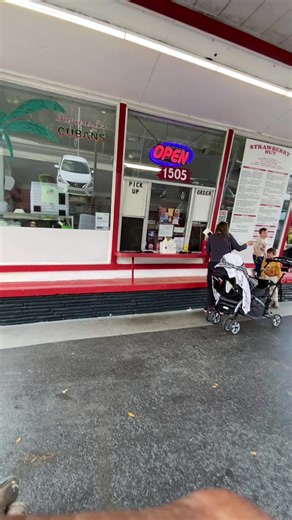 Strawberry Hut: Fresh Florida Berries