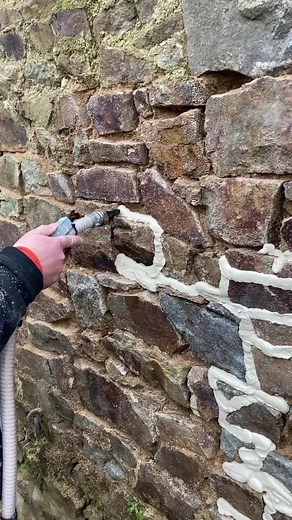 Jointer un mur en pierre avec notre jointoyeuse électrique Paloma ! #rejointoiement #pierre #brique #rejointer #enduit #btp #batiment #facade #projet #maison l#transformation #renovation #patrimoine #travaux #renovationproject