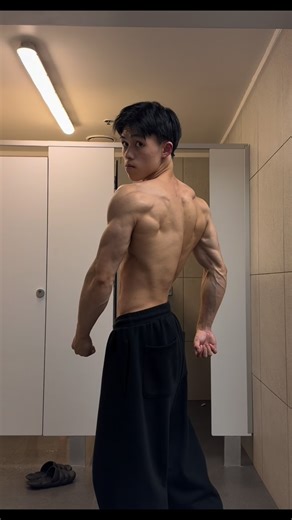 Andy on Instagram: "Flexing upper on a leg day makes a lot of sense btw. Code poop at your poop store idk #gym #gymreel #fyp #explore #gymtok"