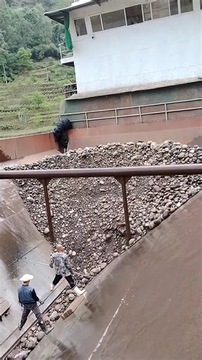 139K views · 1.1K reactions | The process of a self-unloading ship unloading pebbles #sandstone #self-unloading ship #canal #unloading #crew #loading and unloading ship #ore #sandstone #pebbles | 丁掌柜 | Facebook