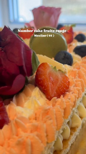 Un number cake au fruits rouge. Intérieur avec coulis et morceaux de fruits frais 🍓🍰 LM Low propose des number cake 100% personnalisable, goût et déco ! Pour commander : 07.88.59.86.84 ou en message privé #gateaumoulins #gateaupersonnalise #layercake | LM Low