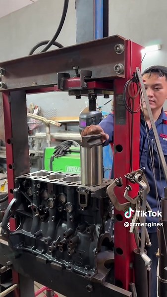 Gia công cơ khí động cơ Kia Sedona: Khắc phục hư hỏng nặng