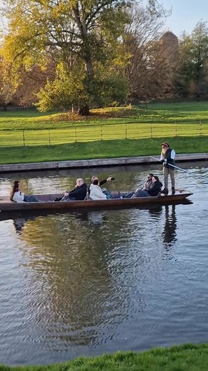 Punting in Cambridge is a must-do! Beautiful views, historic bridges and lots of fun stories along the River Cam 🎓✨ 👉 Follow for more Cambridge moments! | Cambridge # Visit My City UK