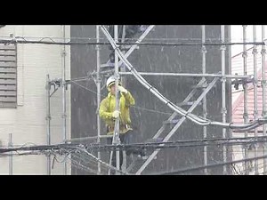 JAPAN: Japanese Construction Workers - Teamwork!