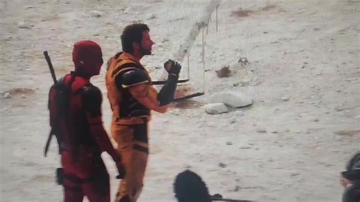 19K views · 673 reactions | Wolverine vs Sabertooth desde el Set de la película de Deadpool 3 Tenemos una nueva filtración de la película de #Deadpool3 en donde vemos lo que sería el inicio de la pelea de #wolverine de #HughJackman contra el #sabertooth de las primeras películas de los #xmen. Ojo:la pelea de Wolverine vs sabertooth se daría después de la pelea de Deadpool vs Wolverine Star dash :v | Star dash :v | Facebook
