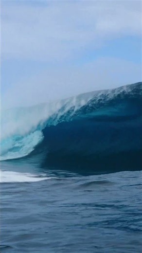 Teahupo'o Throwing SLABS #teahupoo #surf