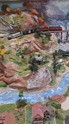 Giant N scale layout with Alco PAs at the Heartland toy train show, 2025