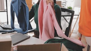 Asiatique belle femme vendre tissu produit : vidéo de stock (100 % libre de droit) 3992478649 | Shutterstock