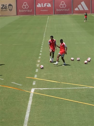 Visual references placed on the training pitch help players understand space and reproduce the behaviours coaches are looking for. Simple markers, lines or zones guide movement, positioning and decision-making — turning ideas into clear actions on the field. When players can see the structure, they execute it better!