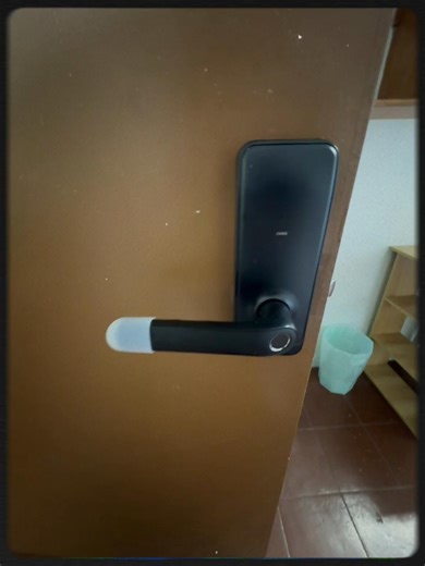 The Aegloc E300 smart lock in Kluang is suitable for homes, offices, guesthouses, and hotels, saving owners the hassle of making key copies and offering easy operation and setup.#kedaikuncikluang #kluanglocksmith #kluangcarkey #kluangsmartlock #kluangfiresafebox