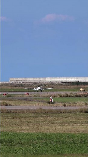 新潟空港 ダイヤモンド DA42 双発プロペラ機 離陸シーン