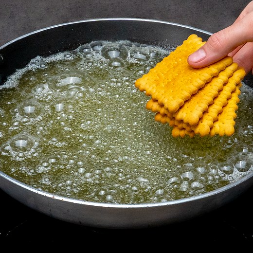 1.1M views · 8.2K reactions | Günde 3 defa yerim: pişmeyen tatlı, 5 dakikada hazır Malzemeler: bisküvi: 100 g tereyağ: 100 g şeker: 40 g kakao: 40 g su: 50 ml yumurta sarısı: 2 adet şeker: 30 g süt: 200 ml nişasta: 50 g süt: 600 ml kakao: 20 g bisküvi: 50 g eritilmiş bitter çikolata: 100 g çırpılmış krema : 40 ml buz: 100 g karbonatlı su: 500 ml portakal: 2 adet şeker: 30 g | Cookrate - Turkey | Facebook