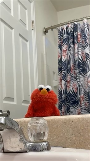 14K views · 467 reactions | Elmo sees you. - #elmo #cookies #elmomemes #funny #dailylaugh - - - - - Cr @logeypump23 | Britmanspeaks | Facebook