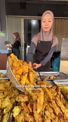 Konten Kreator BATAM on Instagram: "Jaman sekarang ada gorengan pisang kepok harganya Rp.1000 terus Lontong sayur pake telor Rp.10.000 😱😱 Memang Area Batu aji & Marina sekitar ni banyak kali makananl enak + murah 😭😭… Pindah Batam Center boleh tak ?? disini gorengan dah Rp.10.000 5 Biji 😭😭 .. Detail harga : Gorengan serba 1.000 Kue serba 2.000 Teh obeng Rp.3.000 Minuman Varian Rp.6.000 Lontong Rendang Telor 10.000 Lontong rendang daging 13.000 Ada menu Nasi Kerabu Jiran - Telur 12.000 - Ika