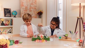 Con el Laboratorio de Flores de Papel, los niños pueden crear flores coloridas y fragantes con la ayuda de la ciencia 🧪🌼 ¡Es un regalo de Navidad perfecto para los pequeños a los que les encanta ser creativos con las manualidades y las artes visuales! 🔗 Aprovecha los descuentos de Navidad aquí: https://bit.ly/nataloferta100 . . . #juguetes #niños #padresehijos #experimentos #jugar #ciencia #aprender #Navidad2024 #DIY #science4you #science4youkids | Science4you