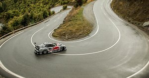 坐上Red Bull大神疯麦克的副驾，在一生必去的漂移圣地——新西兰皇冠山脉挑战极限，感受全程10公里包含47个弯道、累计爬升1076米的刺激旅程！