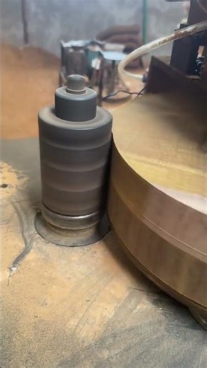 Shaping a wooden disc on a lathe #machine #wood #disc #carpentry