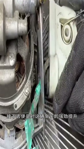年轻人以一种奇怪的方式改装自行车