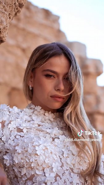 Nos créations brillent ✨💎sur la sublime Lidar , dans le décor majestueux des ruines de Césarée. Élégance pure, entre lumière dorée et robe @Orlane couture #dddiamond #joaillerie #cesaree #dress #luxuryshoot #editorialvibes #hautejoaillerie #diamonds #rings #goldenjewelry