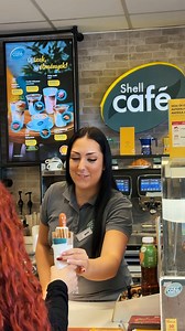 Csak egy apró gesztus – és ragyog a mosoly! Neked mi a kedvenc munkahelyi szeretet pillanatod? A tájákoztatás nem teljes körű, részletek: https://go.shell.com/4biwIIh | Shell