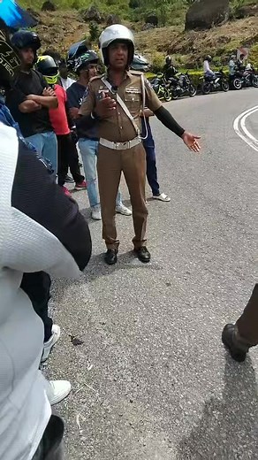 මෙහෙම නිලධාරීන් රටකට වාසනාවන්..💙👍 Credits : Respective Owner..🧡 #SriLankaPolice #roadsafety #decipline | Aladdin - ඇලඩින්