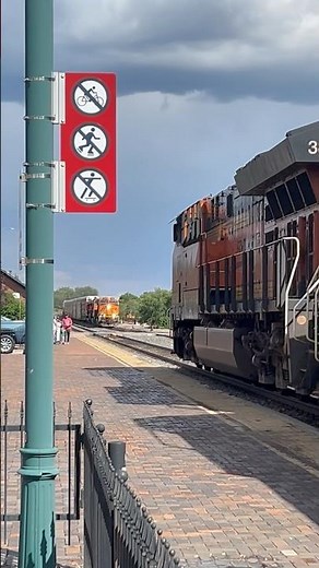 Two BNSF trains meet at Flagstaff, AZ ( old vid ) #railfaning #trains