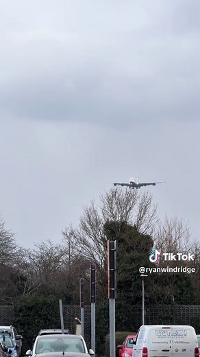 Airbus A380 Landing at Heathrow in Challenging Weather