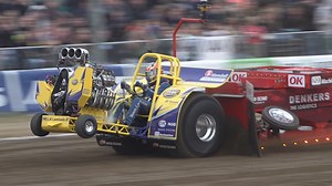 Mini Unlimited tractor pulling @ Total AGRI Beach Pull