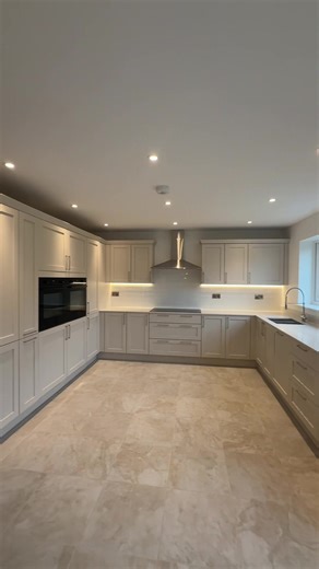 A kitchen of dreams 😍 Clean lines, premium finishes and built for modern living. This new-build kitchen is where style meets functionality - we’re obsessed with the result! What do you think of the final look? 👇 #kitchenreveal #kitchentok #homeinspo #modernhome #sjrobertshomes
