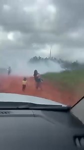 BRUTALIDAD POLICIAL EN DESALOJO REALIZADO EN LA ESTANCIA AMERICANA: Efectivos policiales reprimieron despiadadamente a una comunidad indígena en el distrito de Corpus Christi, Departamento de Canindeyú. El juez civil de Asunción, Guillermo Trovato, ordenó la toma de posesión inmediata de todos los bienes de la Estancia Americana, propiciando que la Policía atropellara a la comunidad indígena. Se menciona la existencia de fuertes injerencias políticas y económicas para inclinar la balanza judicia