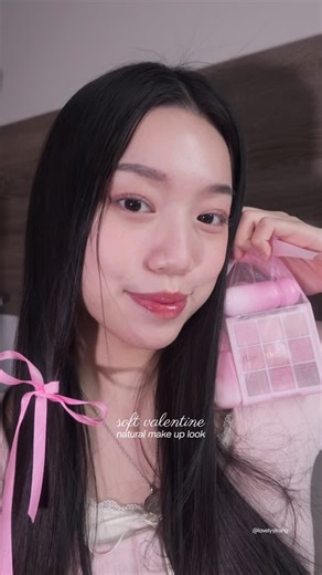 trang laura on Instagram: "My valentine date mood: Loving us, exactly as we are. I feel most confident in natural makeup and that’s when my bf says I’m the prettiest. So here it is...My natural soft valentine make up look! 🎀🩰🦢🤍 Eye Shadow Palette 35 Love Angel 36 Dark Angel Silky Veil Blush 01 Soft Shifton 02 Sweety ribbon Juicy Dewy Glow Tint 17 Sugar Angel 18 Cold Pink @dasique_usa @dasique_official #dasiquemakeup #valentine #dasiqueballetcore balleteasthetic swanlook"