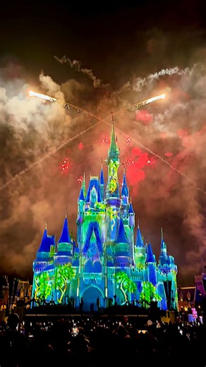 FIVE GOLDEEEEN RIIIIINGS! One of my favorite parts of Minnie’s Christmas Firework Spectacular The jaw dropping firework show is at 10pm on party nights, and between Dec 22-31, it will happen nightly at 8:30pm for all guests! This was by far my favorite Disney fireworks I’ve ever seen. And Mickey’s Very Merry Christmas Party was by far, my favorite Disney After Dark party! #mickeysverymerrychristmasparty #disneyfireworks #minnieschristmastimefireworks #magickingdomfireworks #cinderellascastle #di