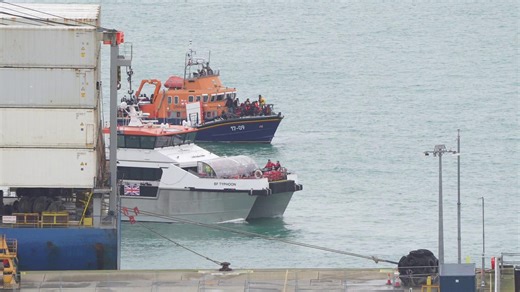 📹 Footage has been captured of people thought to be migrants arriving in Dover from a Border vessel and RNLI Lifeboat following a number of small boat incidents in the Channel. They were seen leaving northern France on Friday night and into Saturday on small boats. A total of 40,652 people have made the dangerous Channel crossing since the start of 2025, according to analysis of the latest Government figures by the Press Association. 📌Video courtesy of PA Media | Stoke-on-Trent Live